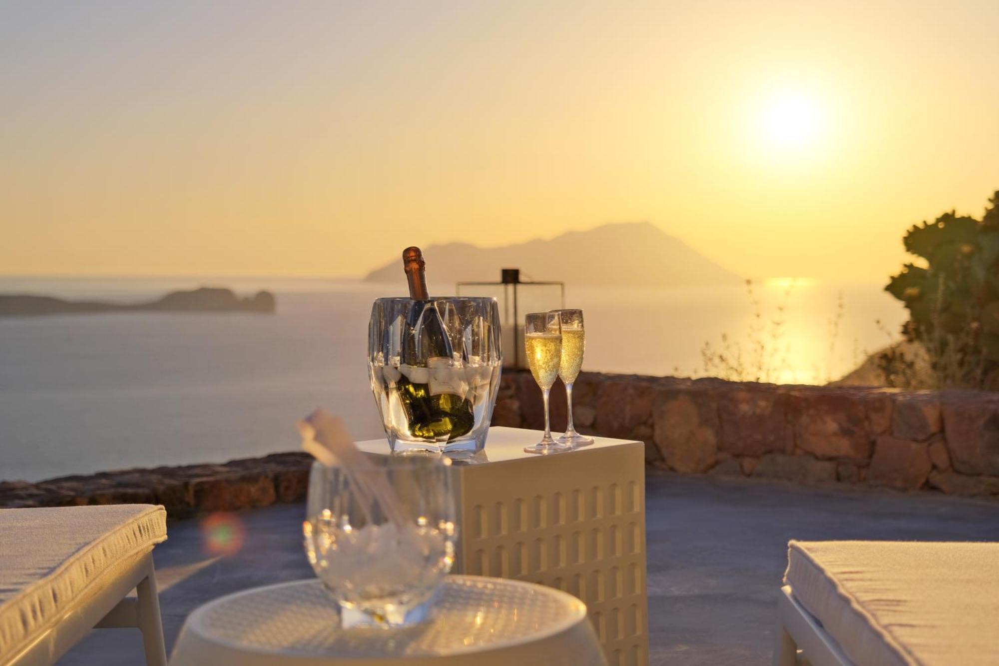 Odyssey Rock Milos Sunset Suites Plaka  Room photo