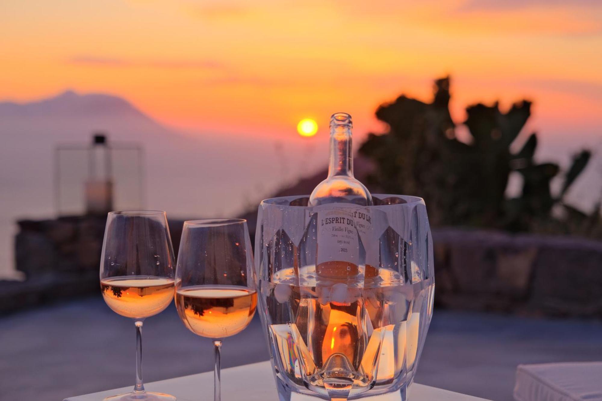 Odyssey Rock Milos Sunset Suites Plaka  Room photo